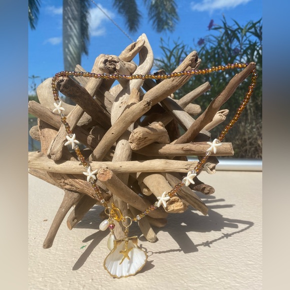 Natural Shell Gilded in Gold Leaf with a Starfish-Freshwater Pearl Boho Necklace - Picture 8 of 8